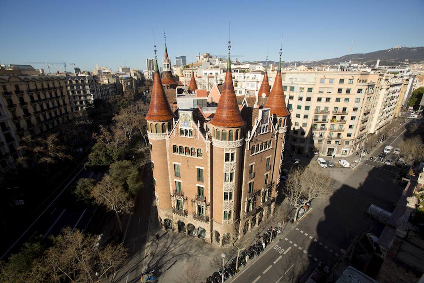 Casa de les Punxes (Barcelona) | Uno de los edificios modernistas más destacados de Barcelona, que -por increíble que parezca- permanece en el desconocimiento de más de uno eclipsado por otros hitos del modernismo catalán como La Pedrera o la Sagrada Família. Esta fascinante construcción se construyó en el año 1905 y supuso una revolución técnica y artística por sus elaborados detalles y peculiar forma, que imita la estructura de los castillos medievales. 