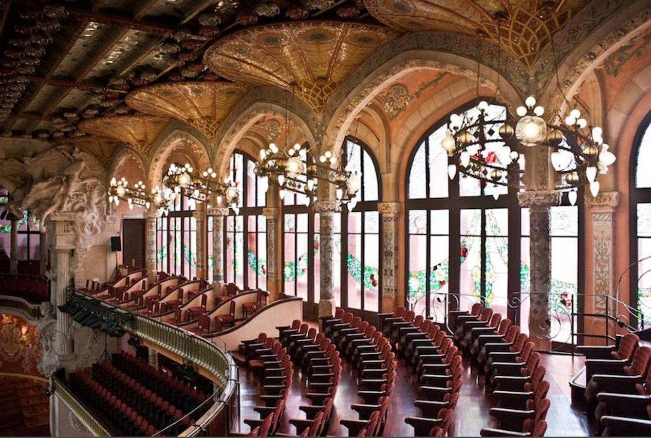 Palau de la Música Catalana (Barcelona) | Esta construcción no puede ser considerada desconocida, pero muchos no saben de su espectacular interior. A pesar de ser Patrimonio Mundial de la Humanidad no es la parada principal en las rutas turísticas por la ciudad condal, y eso que ver por dentro esta llamativa edificación de principios de siglo XX no debería faltar en ninguna visita por tierras catalanas. Su ornamentada fachada tampoco se queda corta y también se suma a la lista de iconos modernistas de Barcelona.