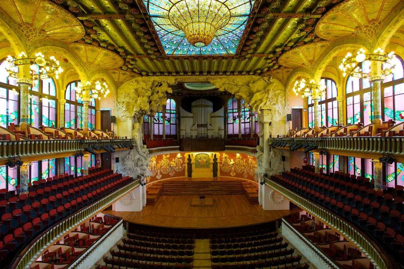 Palau de la Música Catalana (Barcelona) | Esta construcción no puede ser considerada desconocida, pero muchos no saben de su espectacular interior. A pesar de ser Patrimonio Mundial de la Humanidad no es la parada principal en las rutas turísticas por la ciudad condal, y eso que ver por dentro esta llamativa edificación de principios de siglo XX no debería faltar en ninguna visita por tierras catalanas. Su ornamentada fachada tampoco se queda corta y también se suma a la lista de iconos modernistas de Barcelona.
