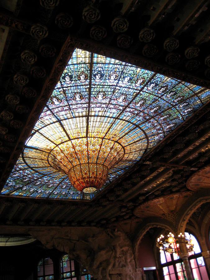 Palau de la Música Catalana (Barcelona) | Esta construcción no puede ser considerada desconocida, pero muchos no saben de su espectacular interior. A pesar de ser Patrimonio Mundial de la Humanidad no es la parada principal en las rutas turísticas por la ciudad condal, y eso que ver por dentro esta llamativa edificación de principios de siglo XX no debería faltar en ninguna visita por tierras catalanas. Su ornamentada fachada tampoco se queda corta y también se suma a la lista de iconos modernistas de Barcelona.