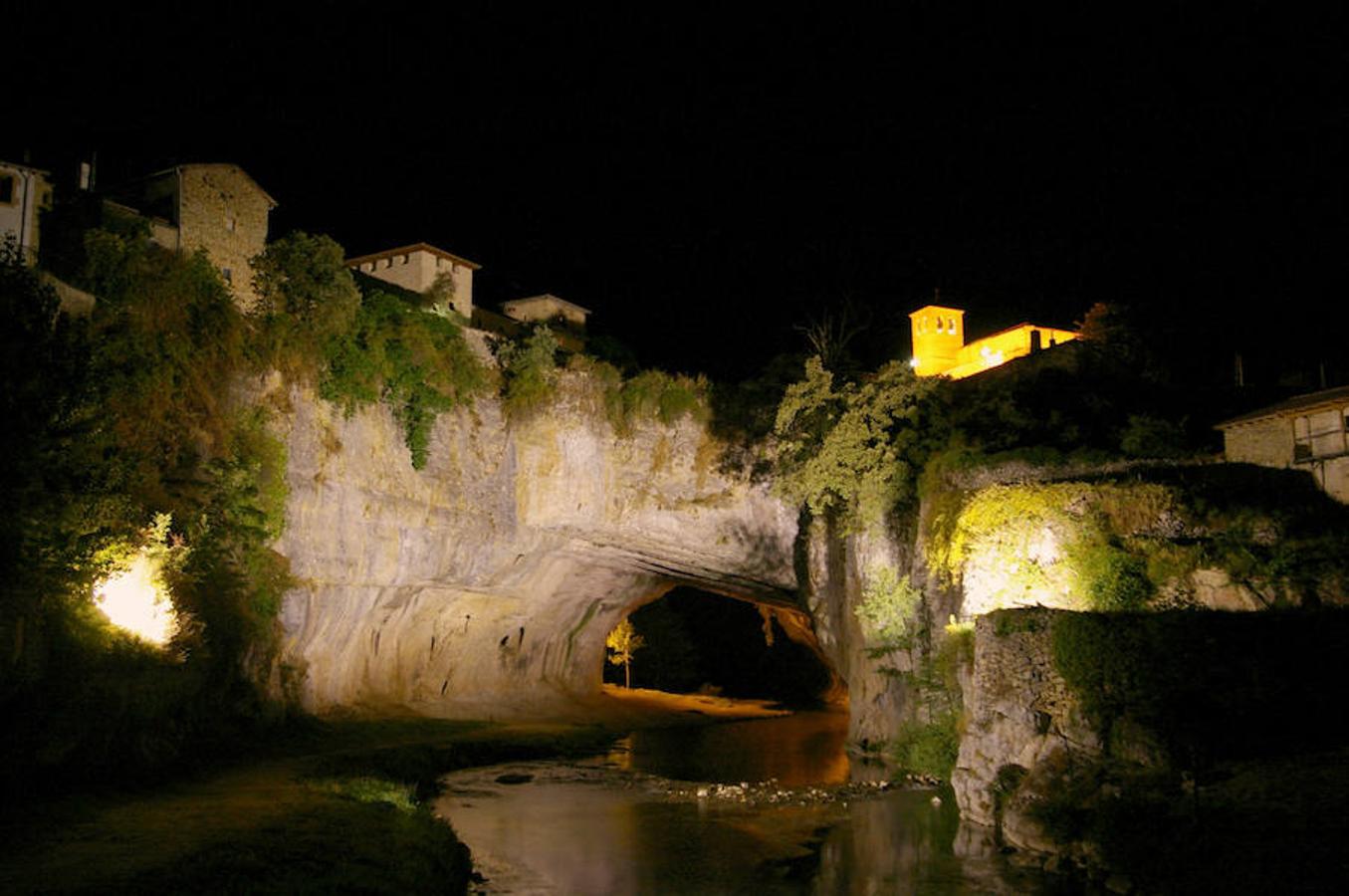 Puentedey (Burgos) | Una de las localidades más curiosas de España, precisamente por su ubicación: justo sobre un arco natural de roca que forma uno de los puentes más peculiares del repertorio nacional. El pueblo se ha construido encima de la propia piedra, sobre las aguas del río Nela y en medio de un entorno natural de cuento. 