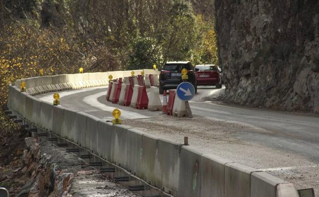 Imagen principal - Fomento inicia el asfaltado de los nuevos puentes del Desfiladero