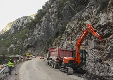 Imagen secundaria 1 - Fomento inicia el asfaltado de los nuevos puentes del Desfiladero