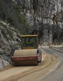 Imagen secundaria 2 - Fomento inicia el asfaltado de los nuevos puentes del Desfiladero