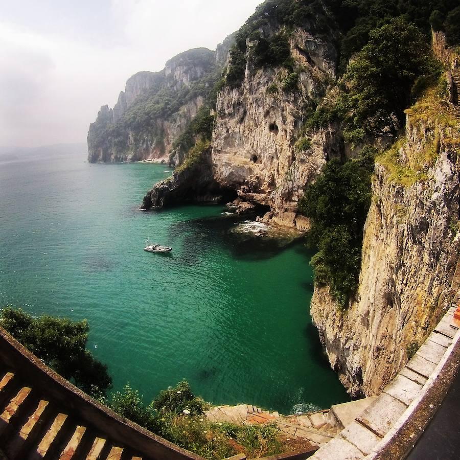 Faro del Caballo (Cantabria) | Escondido entre enormes acantilados y el mar, así se encuentra esta torre que a día de hoy ya no cumple sus funciones de guía lumínica. Para llegar hasta la colina en la que se ubica y poder ver el espectacular paisaje, hay que descender hasta 682 escalones, justo al pie del monte Buciero y a unos 24 metros de altura sobre el nivel del agua.