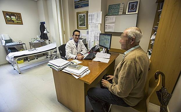 Imagen de archivo de un médico atendiendo a un paciente en su consulta del centro de salud de El Astillero. 