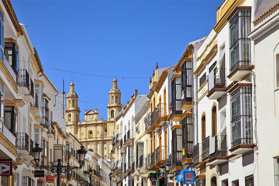 Olvera | Los pueblos ‘blancos’ son algo distintivo de Andalucía, pero lo que la mayoría no sabe es que entre todos ellos, hay una localidad que destaca como referente de pueblo andaluz. Sus rasgos de identidad no se quedan en la gama cromática: su armonía con el paisaje, enclavado en una colina y coronado por un castillo, hacen que este municipio sea el emblema perfecto del paraíso sureño. 