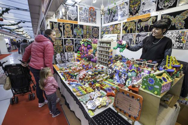 El mercado de Navidad de Santander abrió ayer sus puertas, en la Plaza de Alfonso XIII. 