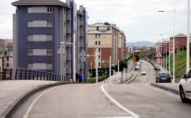 Vista de la calle Ernest Lluch, que discurre paralela a la S-20 desde las inmediaciones de Lupa hasta Valdenoja.