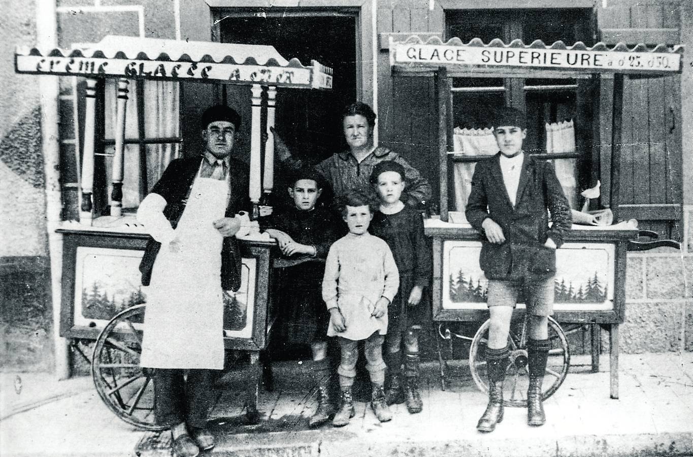 En la imagen se puede observar a la matriarca Mercedes Martínez de la Maza, mujer del empresario Luis Ortiz, precursor de la marca de congelados y helados Miko, que llegó a tener más de 6.000 empleados. Junto a ella posan también sus hijos pequeños.