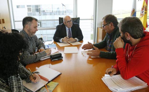 Reunión del consejero con ganaderos del Alto Asón.