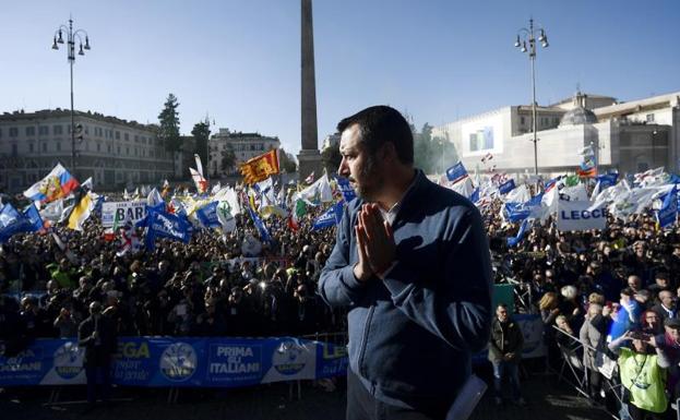 Matteo Salvini se dirige a la multitud.