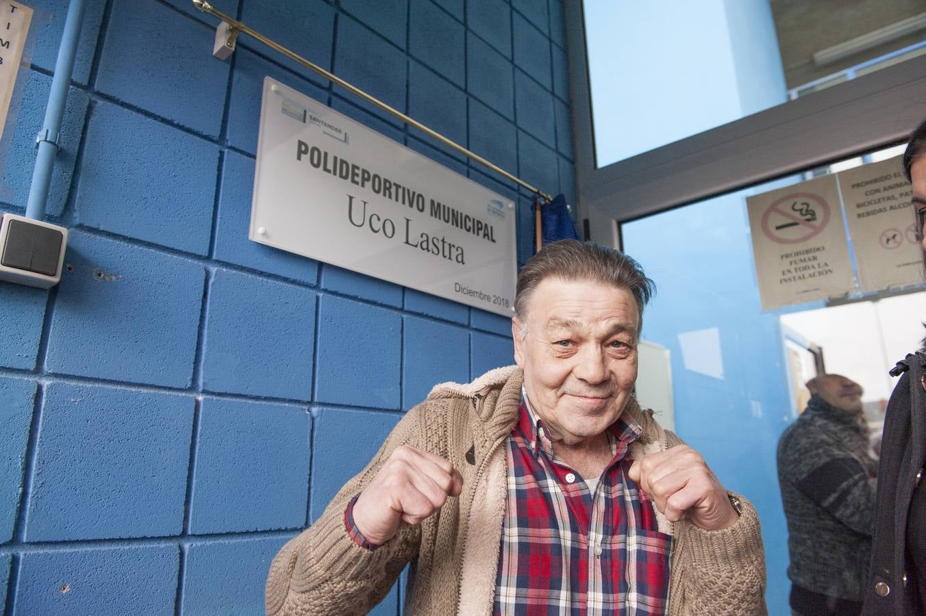 El Ayuntamiento de Santander, a petición de la Asociación de Vecinos de Cueto, la Asociación Sociocultural San Pablo, el Club Atlético España de Cueto y la Federación Cántabra de Boxeo, ha rendido un sencillo pero emotivo homenaje a Lastra, que ha consistido en el descubrimiento de una placa y un vinilo a la entrada del pabellón con su nombre.