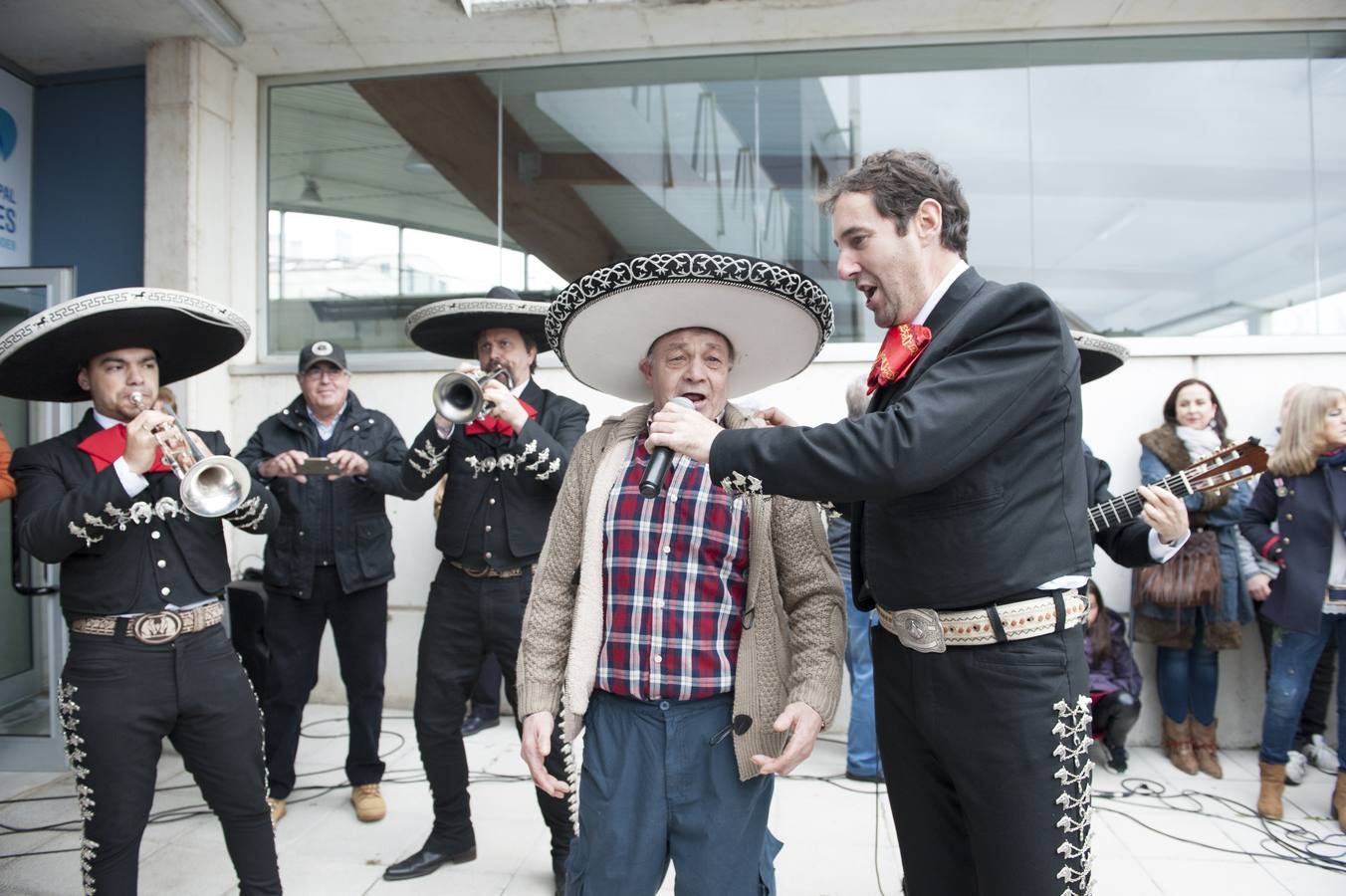 El Ayuntamiento de Santander, a petición de la Asociación de Vecinos de Cueto, la Asociación Sociocultural San Pablo, el Club Atlético España de Cueto y la Federación Cántabra de Boxeo, ha rendido un sencillo pero emotivo homenaje a Lastra, que ha consistido en el descubrimiento de una placa y un vinilo a la entrada del pabellón con su nombre.