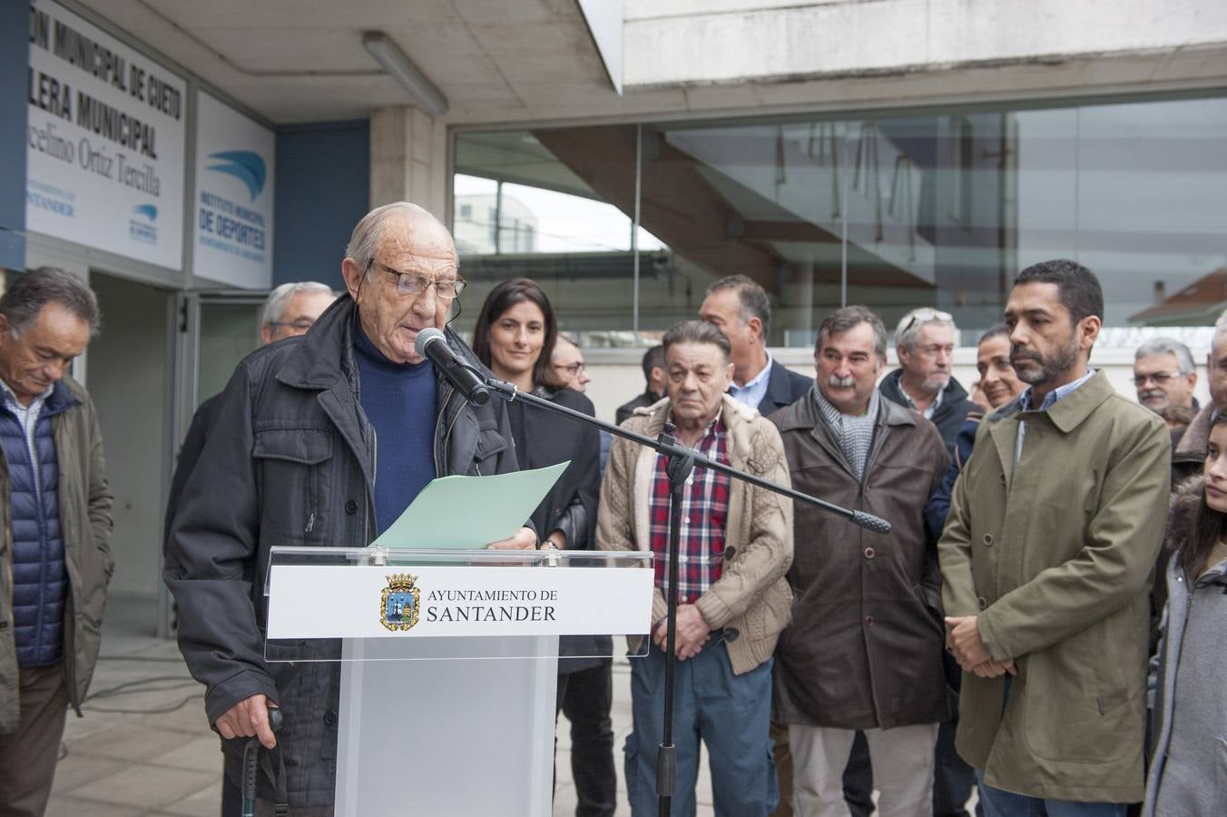 El Ayuntamiento de Santander, a petición de la Asociación de Vecinos de Cueto, la Asociación Sociocultural San Pablo, el Club Atlético España de Cueto y la Federación Cántabra de Boxeo, ha rendido un sencillo pero emotivo homenaje a Lastra, que ha consistido en el descubrimiento de una placa y un vinilo a la entrada del pabellón con su nombre.