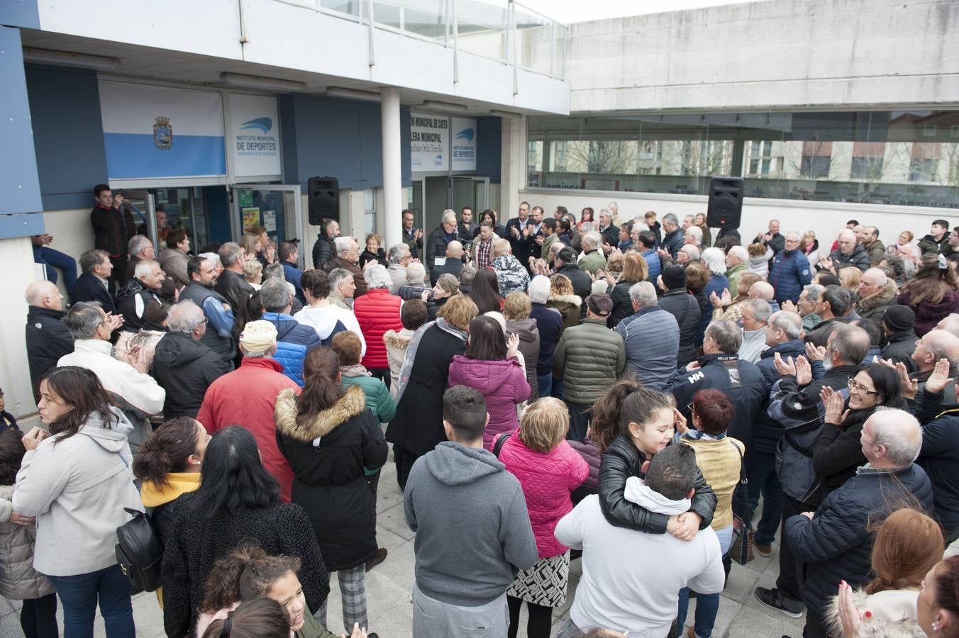 El Ayuntamiento de Santander, a petición de la Asociación de Vecinos de Cueto, la Asociación Sociocultural San Pablo, el Club Atlético España de Cueto y la Federación Cántabra de Boxeo, ha rendido un sencillo pero emotivo homenaje a Lastra, que ha consistido en el descubrimiento de una placa y un vinilo a la entrada del pabellón con su nombre.