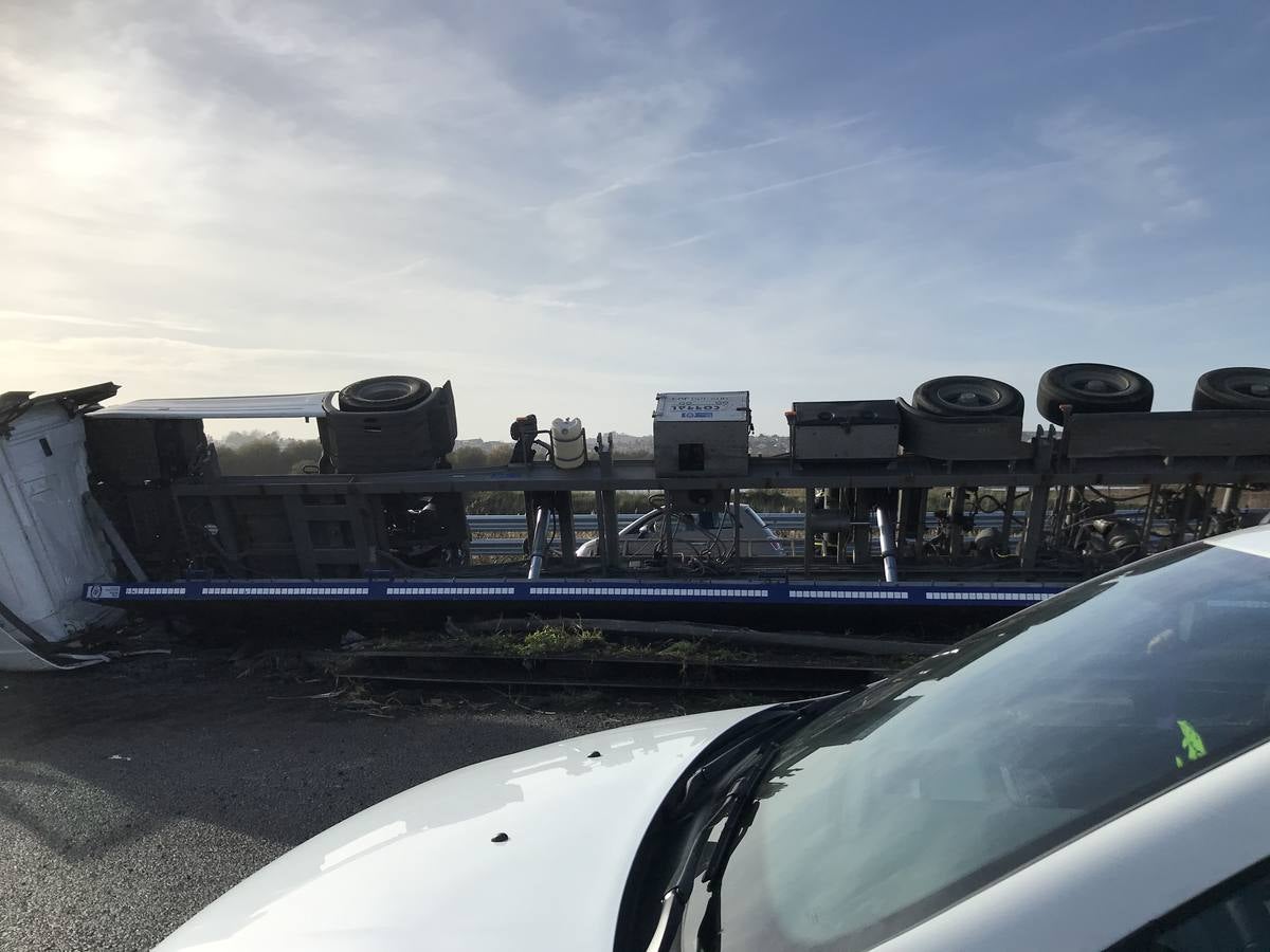 Fotos: Un tráiler vuelca enfrente de Valle Real