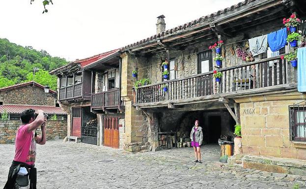 Imagen principal - Arriba, Barcena Mayor. Abajo, Liérganes y Santillana del Mar.