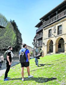 Imagen secundaria 2 - Arriba, Barcena Mayor. Abajo, Liérganes y Santillana del Mar.