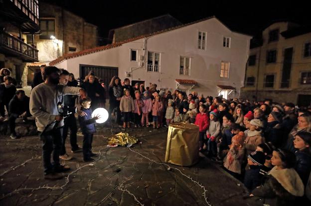 Los vecinos de Comillas se volcaron en la grabación del spot.