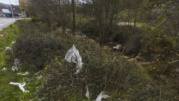  Un arroyo contaminado por diferentes desechos de plástico. ::