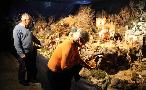 Una vecina de Anero monta cada año en su almacén un nacimiento de grandes dimensiones. 