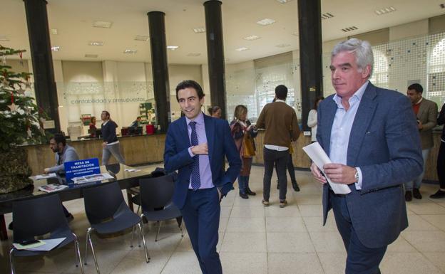 Pedro Casares y Fuentes Píla, tras registrar la moción 