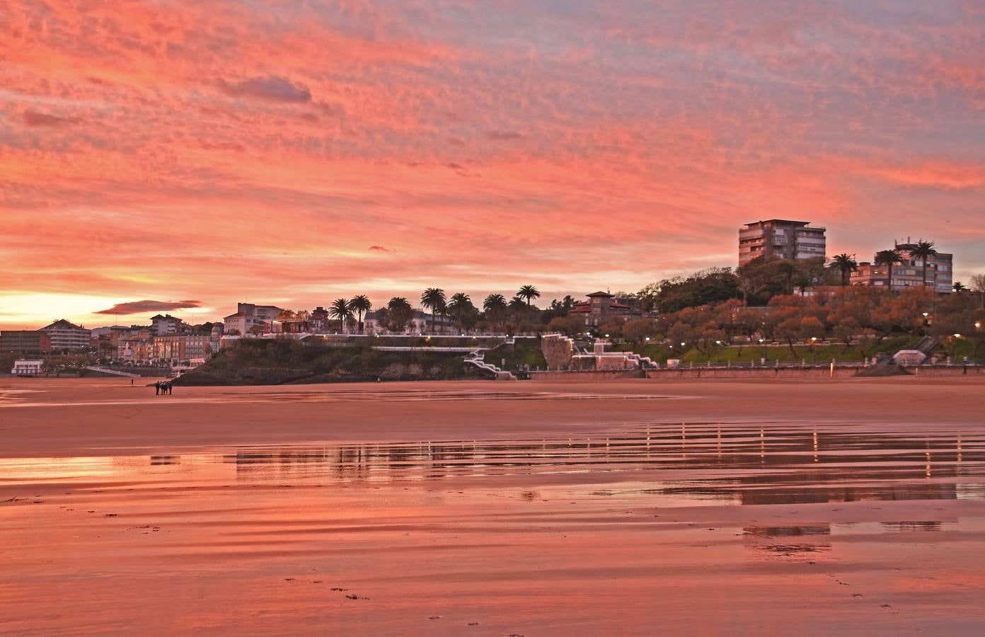 El viento sur y su infinita paleta de colores han sido dos de los grandes protagonistas del otoño en Santander, donde han deja estampas llenas de luz y color.