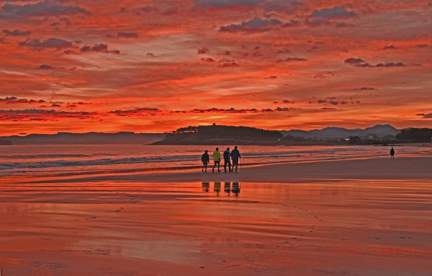 El viento sur y su infinita paleta de colores han sido dos de los grandes protagonistas del otoño en Santander, donde han deja estampas llenas de luz y color.