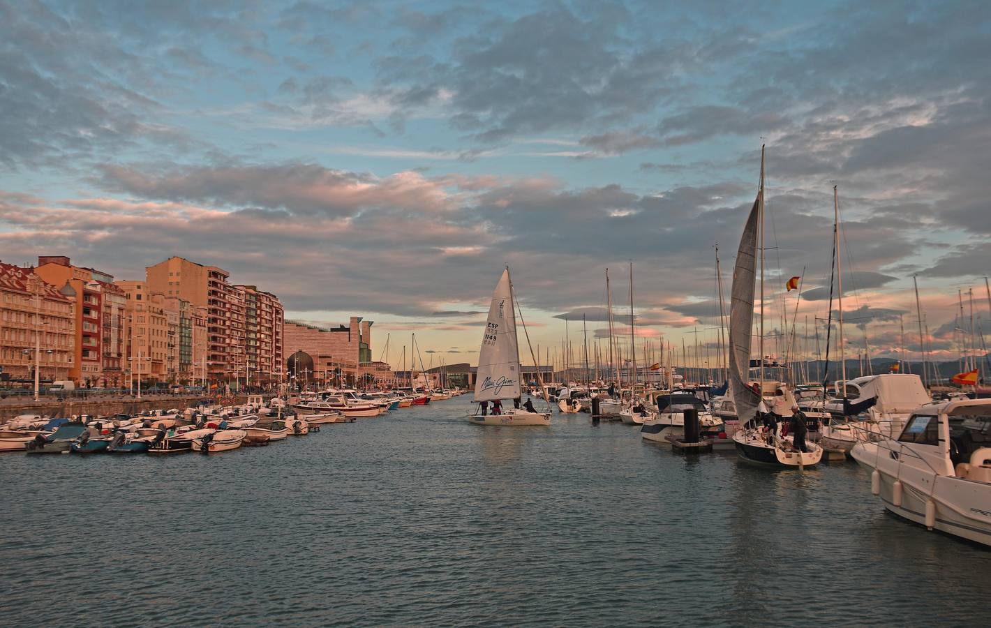 El viento sur y su infinita paleta de colores han sido dos de los grandes protagonistas del otoño en Santander, donde han deja estampas llenas de luz y color.