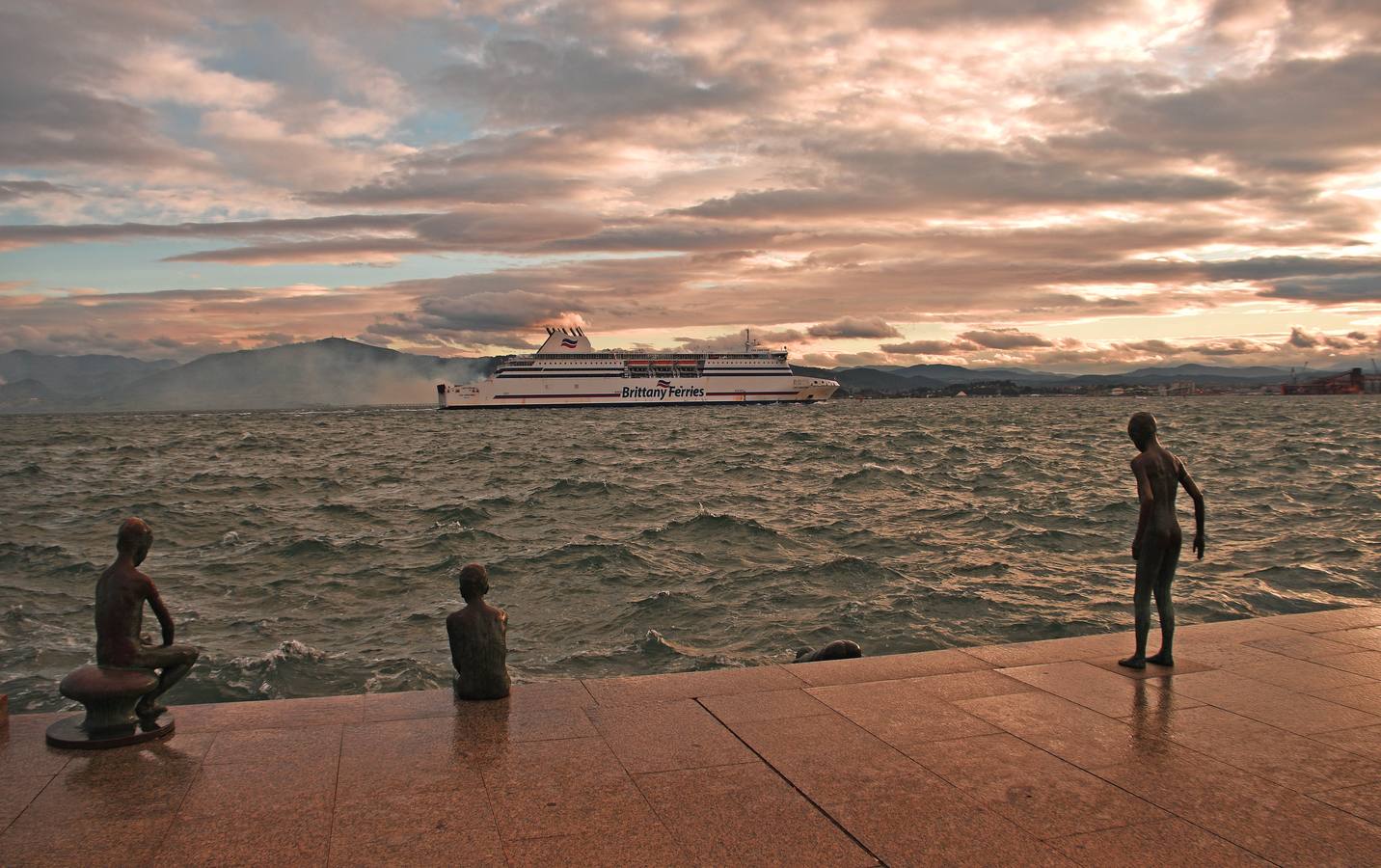 El viento sur y su infinita paleta de colores han sido dos de los grandes protagonistas del otoño en Santander, donde han deja estampas llenas de luz y color.