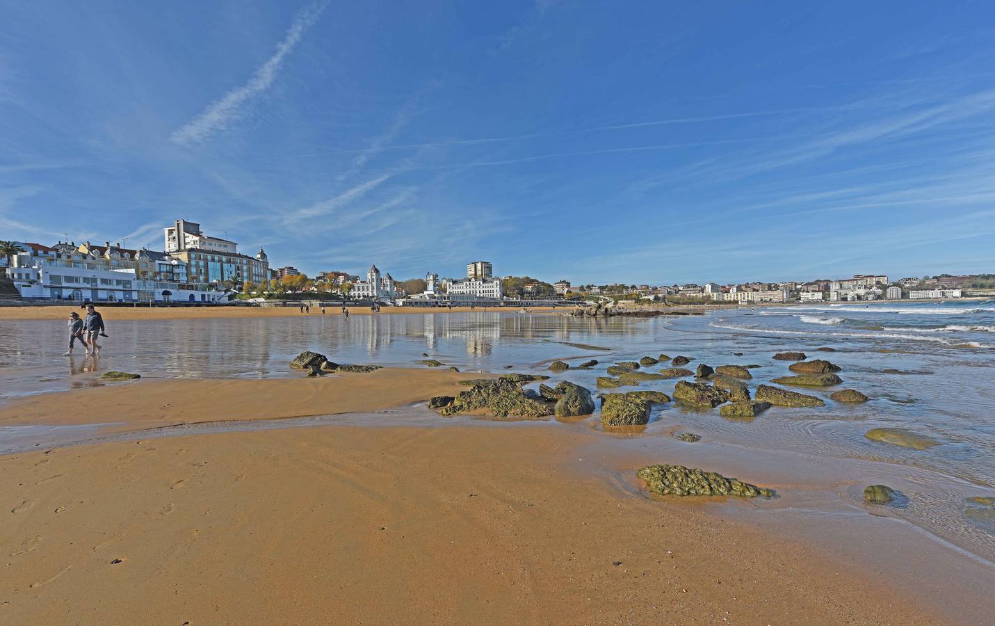 El viento sur y su infinita paleta de colores han sido dos de los grandes protagonistas del otoño en Santander, donde han deja estampas llenas de luz y color.