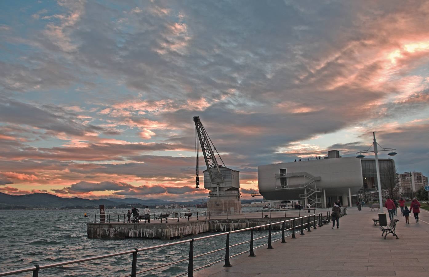 El viento sur y su infinita paleta de colores han sido dos de los grandes protagonistas del otoño en Santander, donde han deja estampas llenas de luz y color.