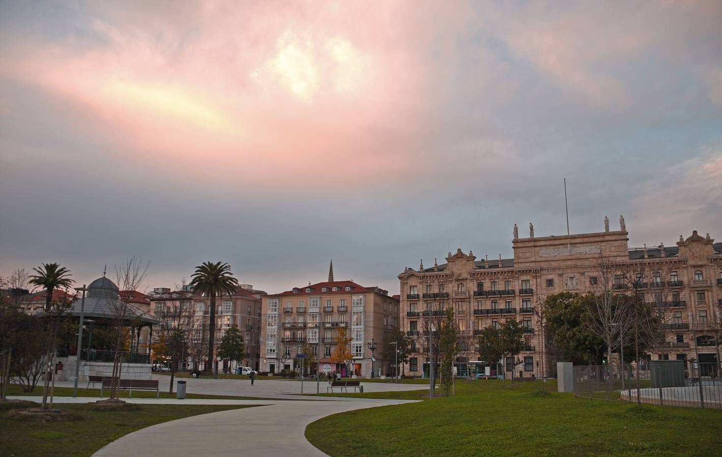 El viento sur y su infinita paleta de colores han sido dos de los grandes protagonistas del otoño en Santander, donde han deja estampas llenas de luz y color.