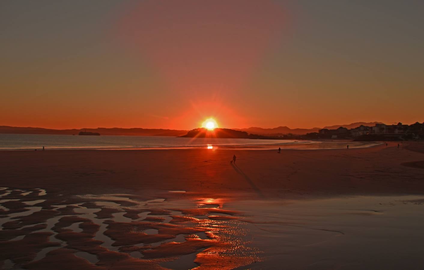 El viento sur y su infinita paleta de colores han sido dos de los grandes protagonistas del otoño en Santander, donde han deja estampas llenas de luz y color.