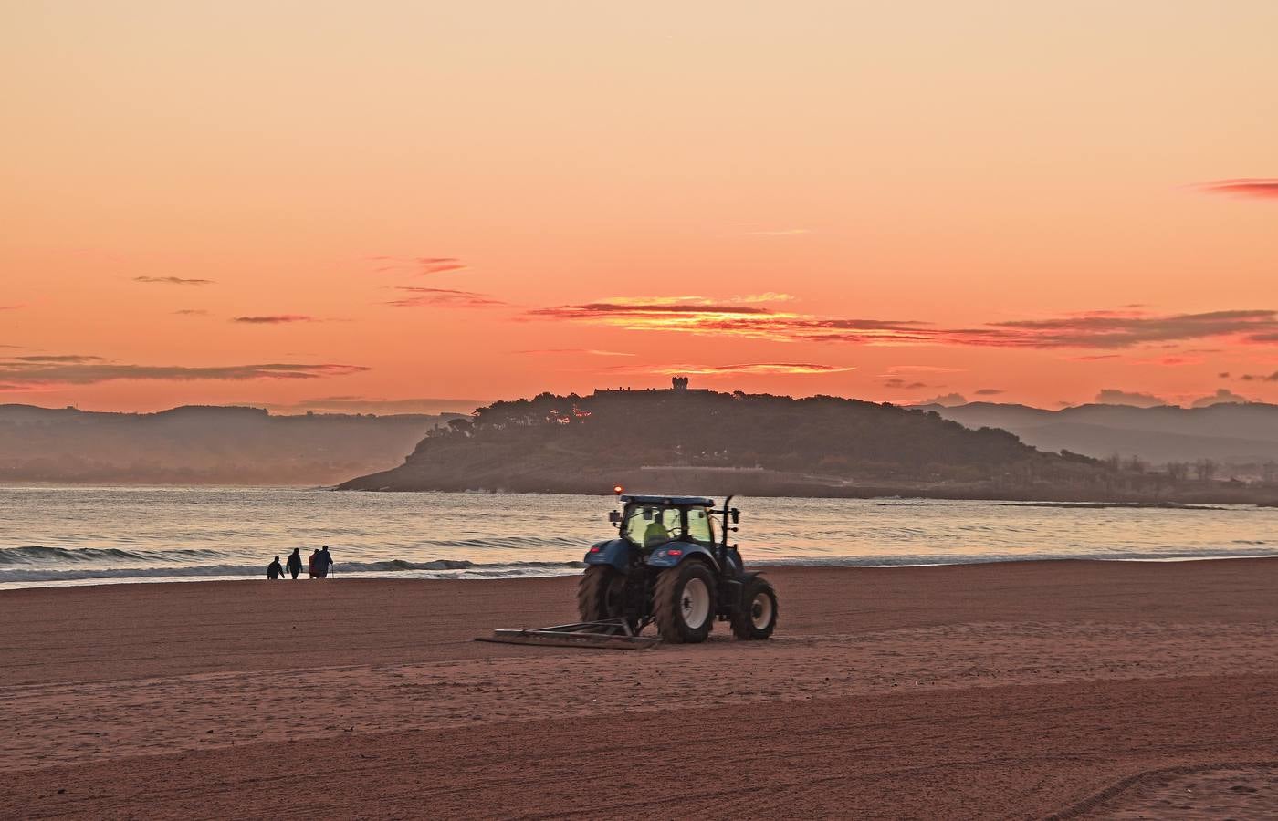 El viento sur y su infinita paleta de colores han sido dos de los grandes protagonistas del otoño en Santander, donde han deja estampas llenas de luz y color.