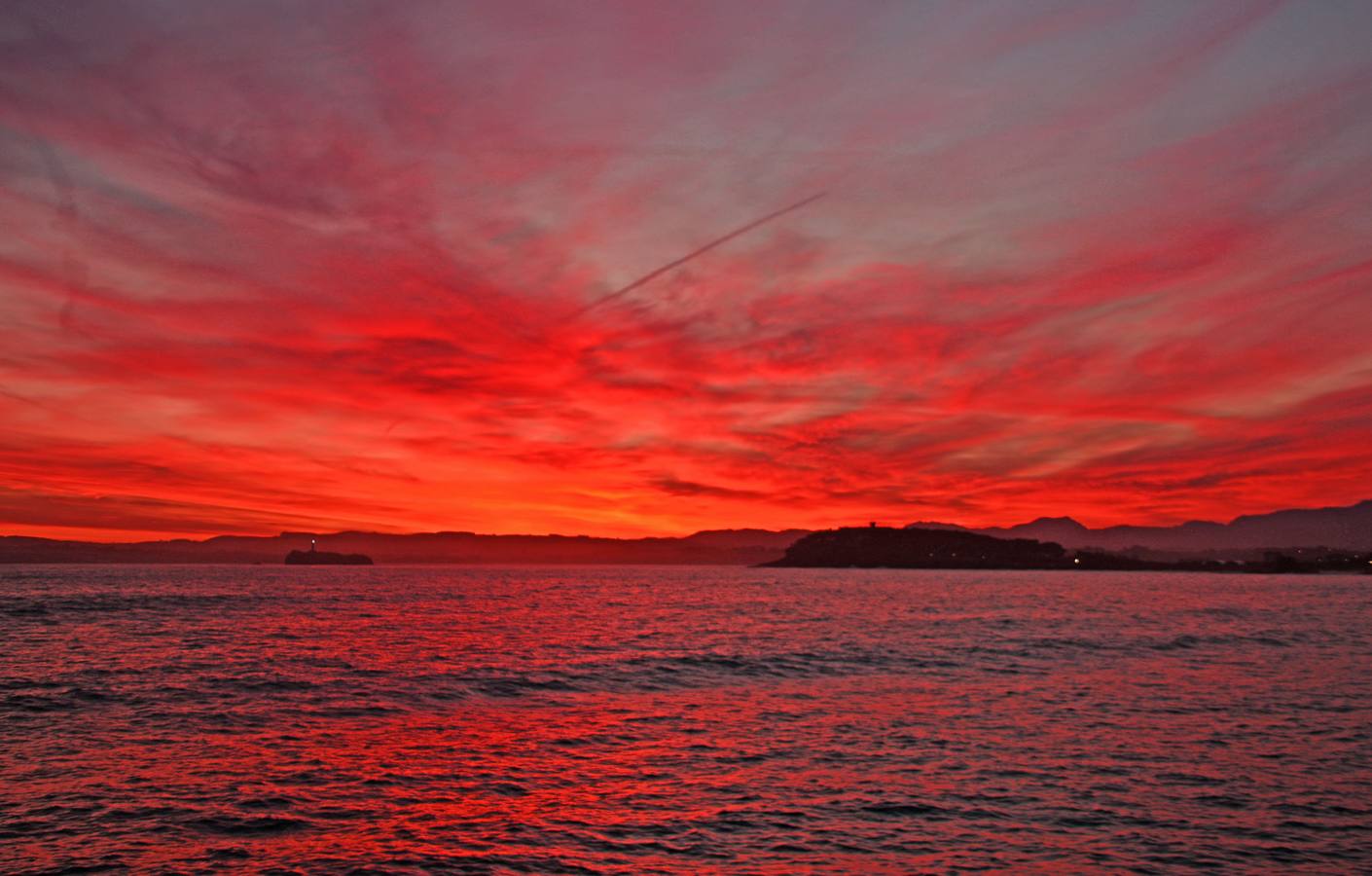 El viento sur y su infinita paleta de colores han sido dos de los grandes protagonistas del otoño en Santander, donde han deja estampas llenas de luz y color.