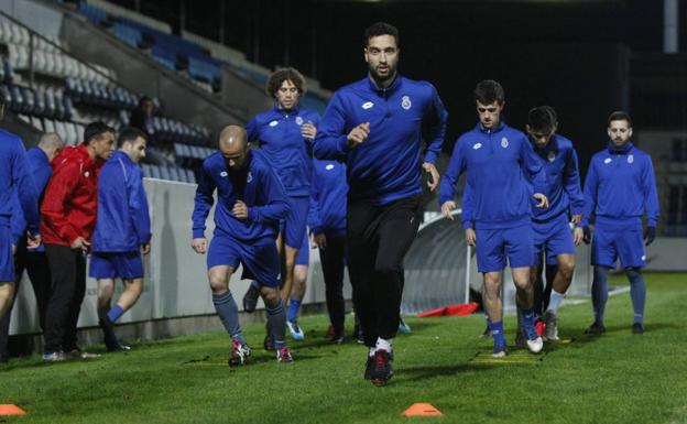 Los jugadores de la Gimnástica en un entrenamiento, con el central Cristian Moreno en primer término.