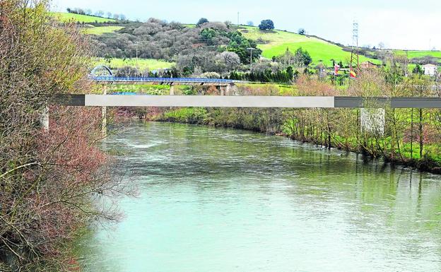 Recreación de la nueva pasarela que unirá la ciudad con la zona deportiva de Sniace y el carril bici a Suances. 