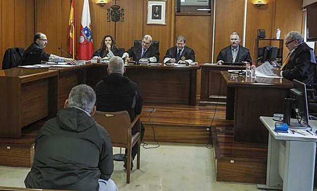Los dos acusados, de espaldas, ante el tribunal de la Sección Tercera de la Audiencia. :: sane