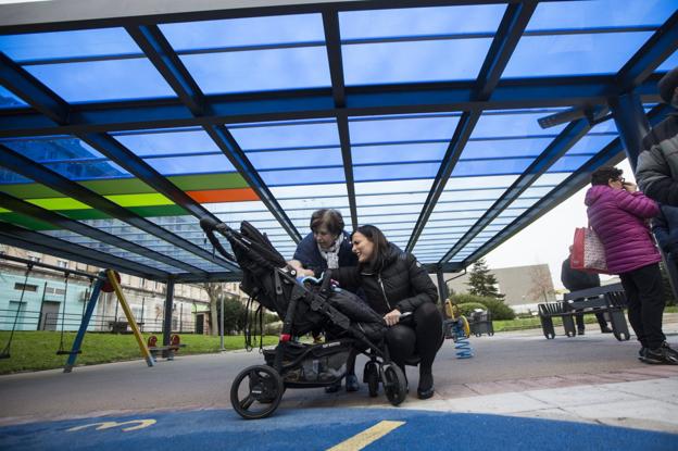 La alcaldesa inauguró ayer el primer parque cubierto infantil de Santander