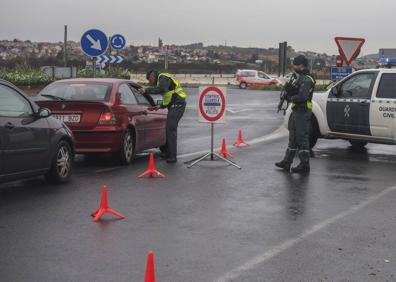 Imagen secundaria 1 - Arriba, imagen de uno de los controles realizados por la Guardia Civil en los accesos al polígono. Abajo, dos guardias vigilan la inspección de una de las empresas (izquierda). A la derecha, un efectivo de paisano sale de uno de los viveros.