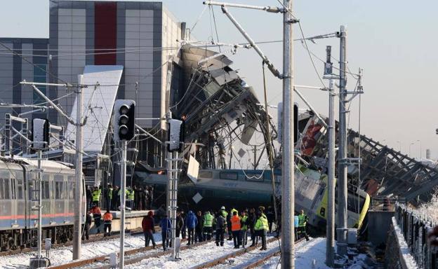 Bomberos trabajan en el rescate de víctimas en el lugar donde se ha producido un accidente al chocar un tren de alta velocidad en Ankara.