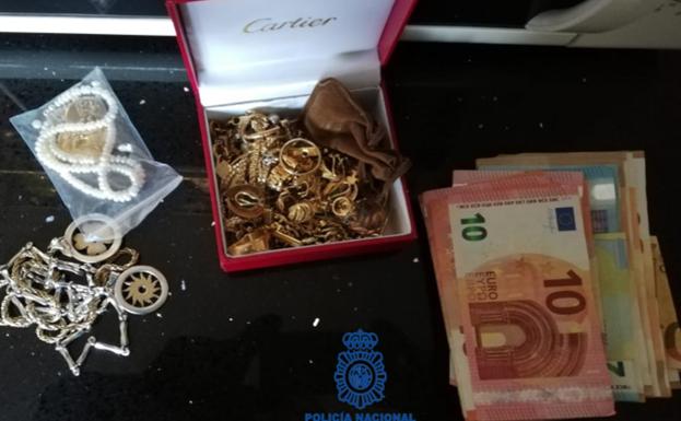 Parte de las joyas y el dinero que llevaban encima las dos mujeres cuando fueron detenidas. 