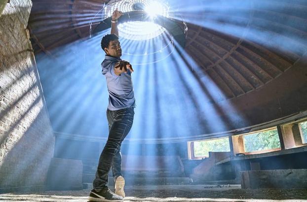 El bailarín Carlos Acosta interpretándose a sí mismo en una escena del filme.