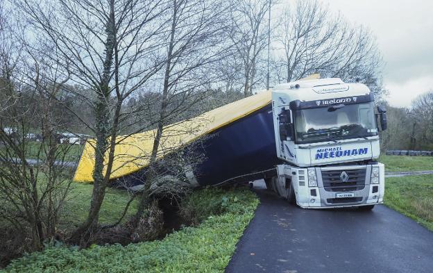 El tráiler que conduce Janduda cumple una semana atrapado en una cuneta. Hoy comenzará la extracción.