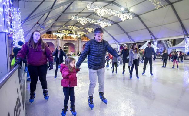 La pista de hielo, situada en la plaza Porticada