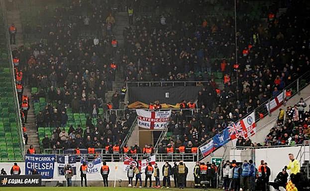 Aficionados del Chelsea, durante el partido ante el Videoton. 