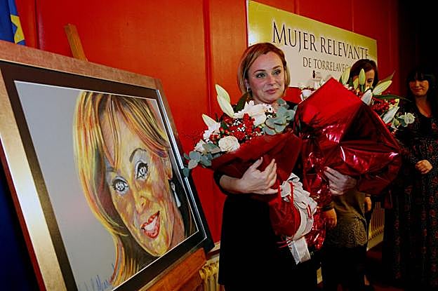 Lourdes, emocionada, recibió varios regalos, entre ellos un retrato. 
