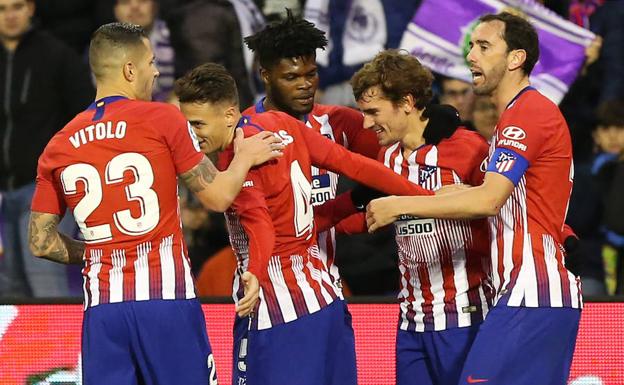 Los jugadores felicitan a Griezmann por el tercer gol del Atlético.